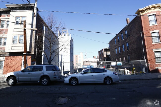 Building Photo - 140 Pearl St