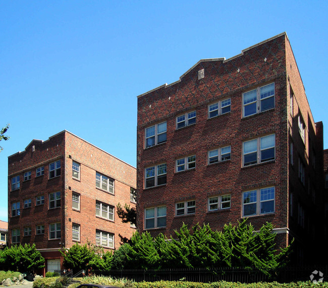 Building Photo - Queen's Court Apartments