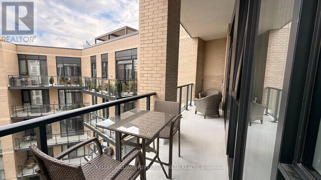 Photo du bâtiment - 293 The Kingsway