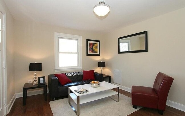 Building Photo - Lovely 3 BR/2 BA Single-Family Home in Dea...