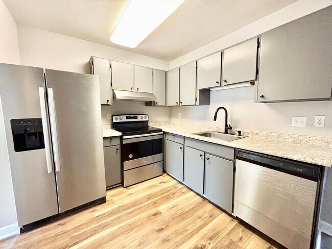 Foto del edificio - Cozy Updated End Unit Home In Virginia Beach