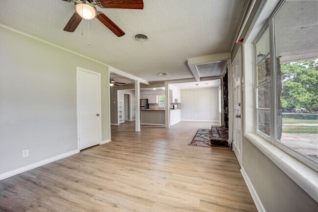 Foto del edificio - Freshly Updated 3 Bedroom Home