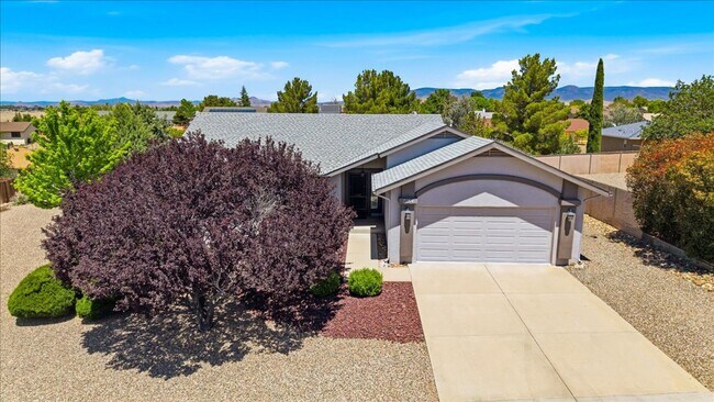 Foto del edificio - Beautifully Updated 3 Bed, 2 Bath Home on Nearly 1/3 Acre with Trex Deck
