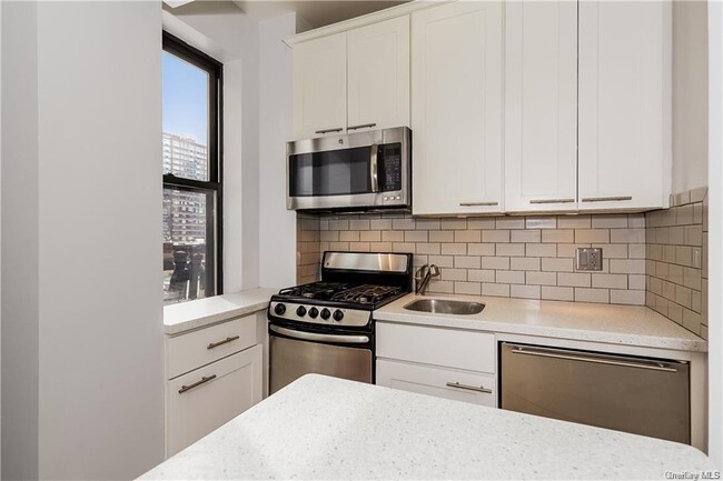 Building Photo - 457 W 57th St