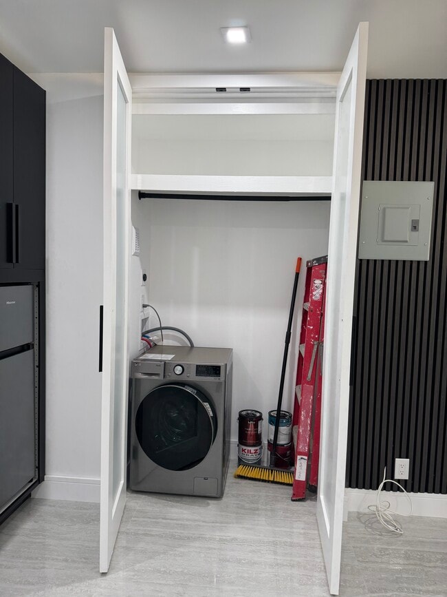 Building Photo - 125 NE 30th Ct