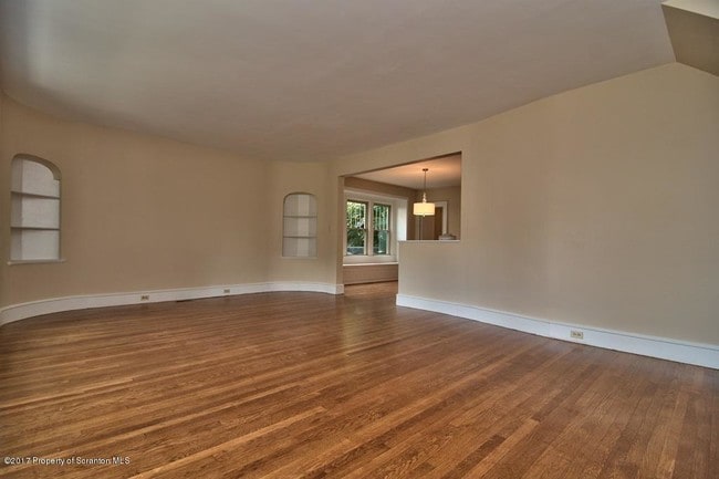 Building Photo - 638 Taylor Ave