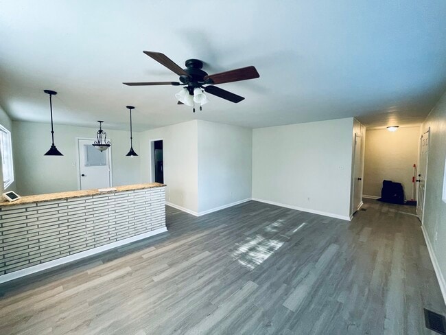 Building Photo - 1211 Victoria Blvd