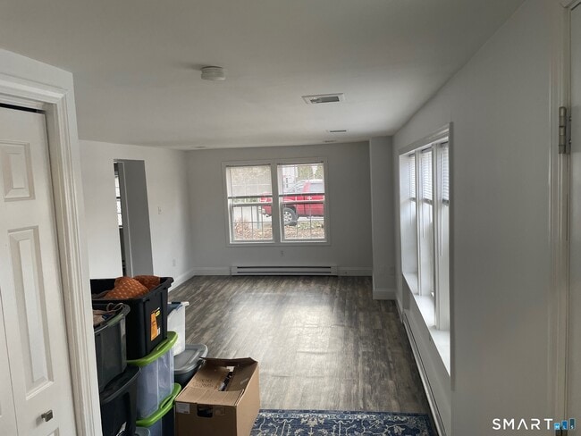 Foto del edificio - 377 Horse Pond Rd