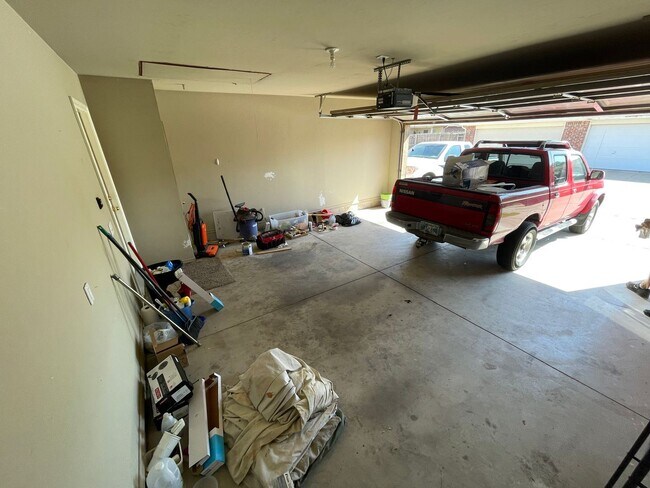 Building Photo - 3 br, 2 bath House - 400 N Willowood Drive
