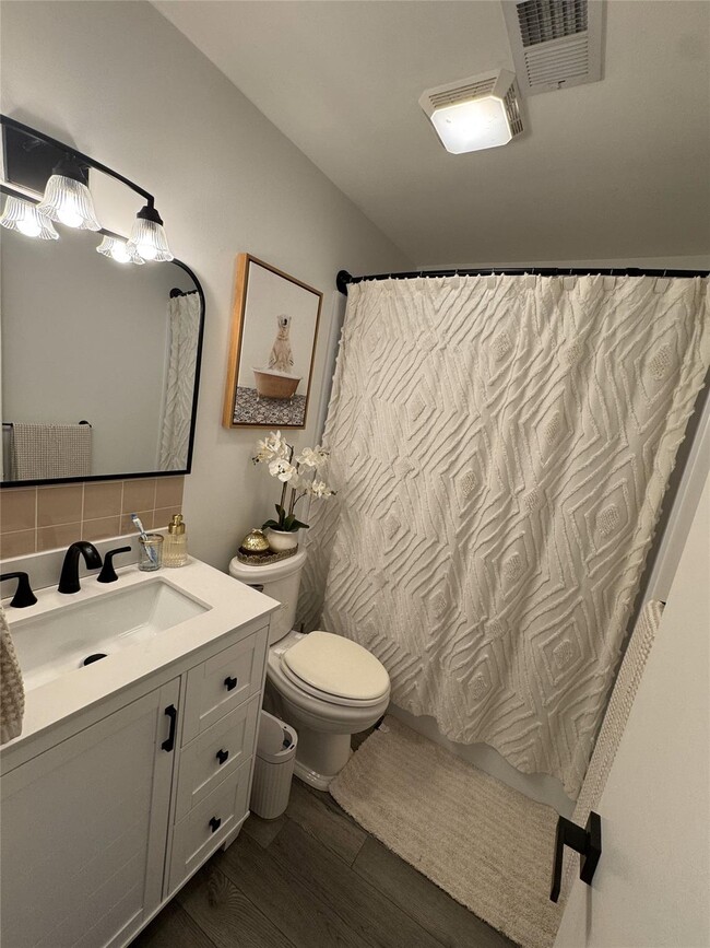 Foto del edificio - 3102 Whispering Hills Dr
