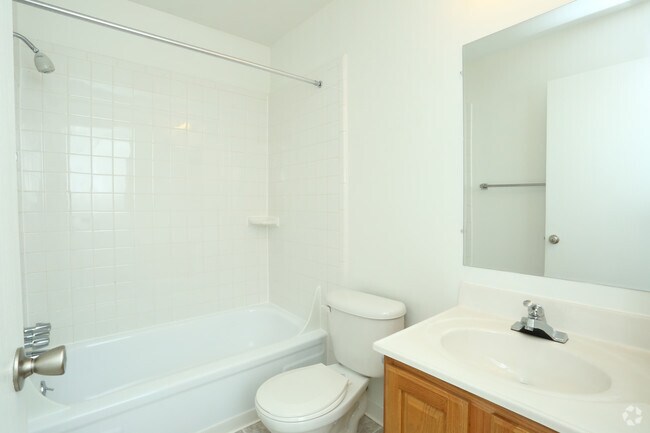 Una habitación - baño - Fairway Club Apartments