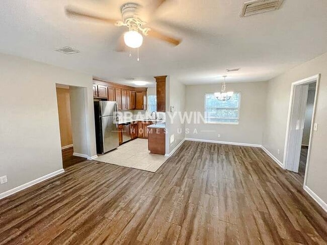 Foto del edificio - 6011 Meadow Ln