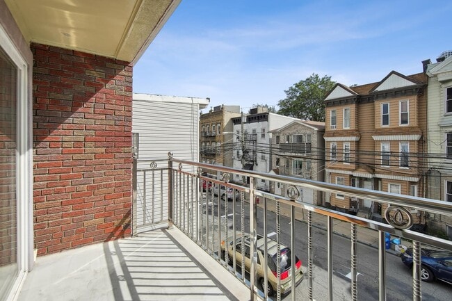 Foto del edificio - 140 Hopkins Ave