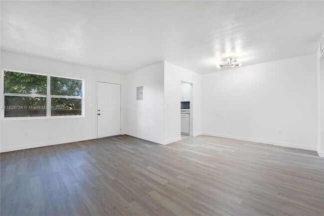 Foto del edificio - 610 NE 123rd St
