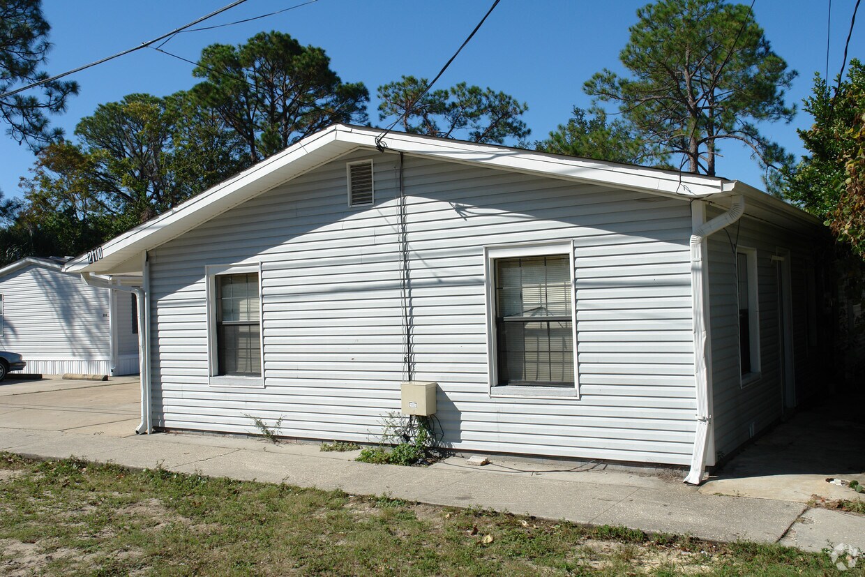 Building Photo - 210 Bay St