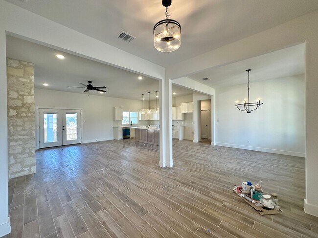 Foto del edificio - Viewable Now By Appointment!