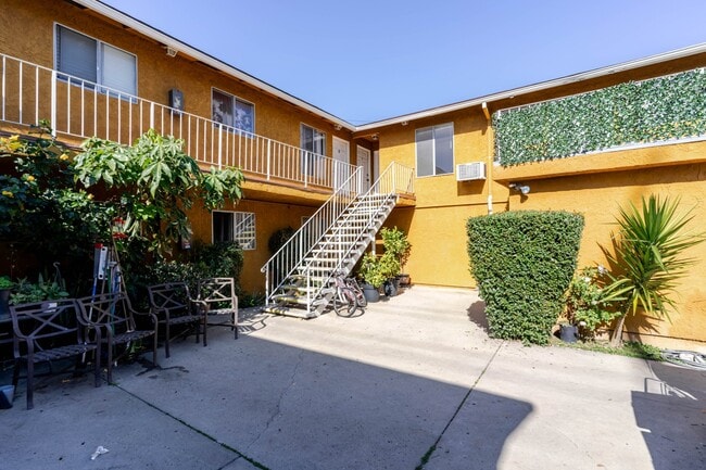 Building Photo - 13015 Vanowen St