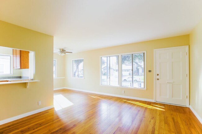 Foto del edificio - **LAKEWOOD HOME** THREE BEDROOMS-ONE BATH** $3950.00