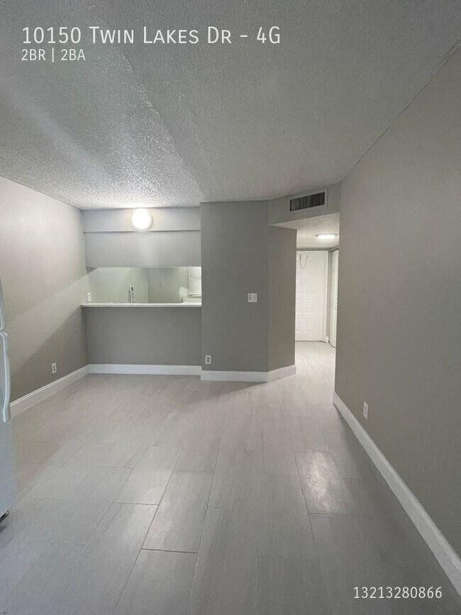 Building Photo - 10150 Twin Lakes Dr