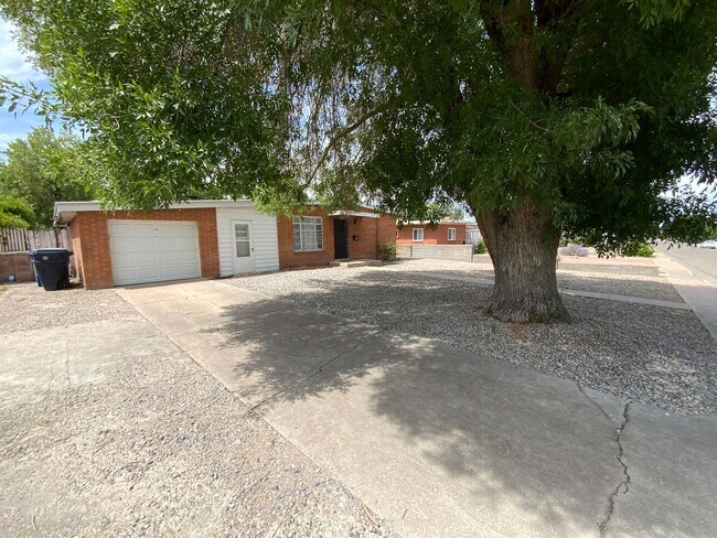 Foto del edificio - 3 Bedroom Single Story Available Near Coma...