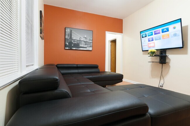 Building Photo - 634 Boulevard E