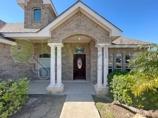 Foto del edificio - Beautiful McAllen Corner Lot Home--3 Bedroom, 2 Bath + Home Office