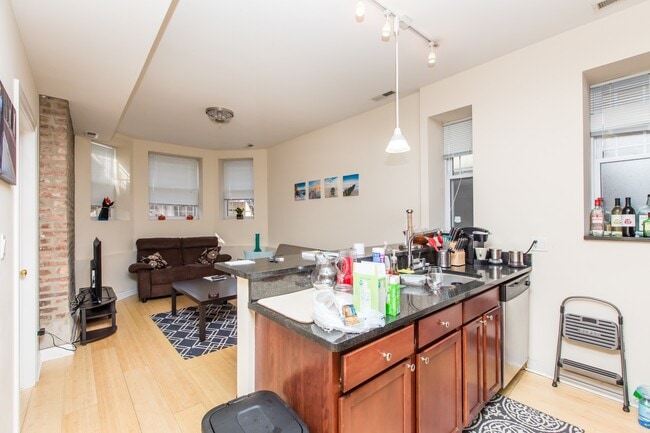 Building Photo - Condo Quality 2bed/1bath GARDEN space in t...