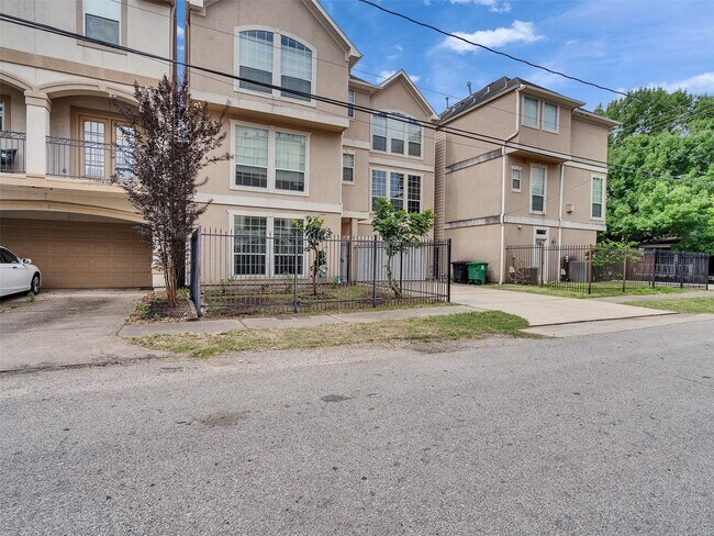 Building Photo - 4319 Lillian St