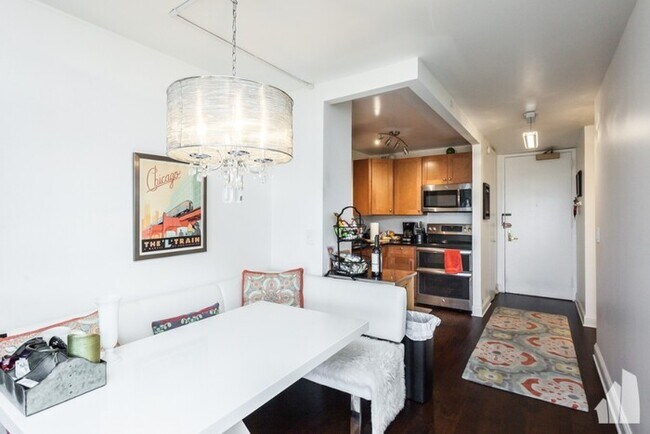 Building Photo - 2660 N Lakeview Ave