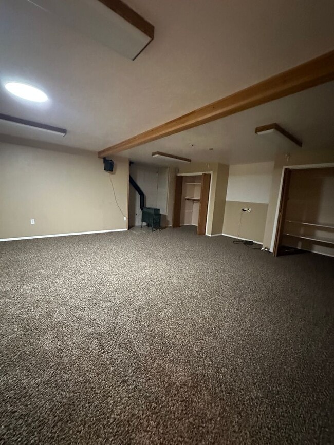 Building Photo - Spacious home