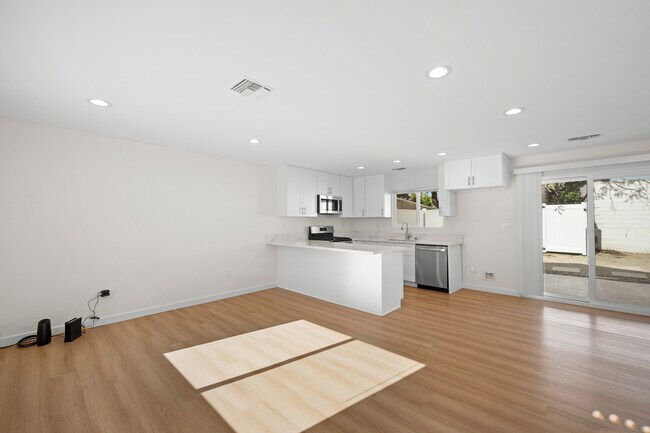 Foto del edificio - 7649 Thousand Oaks Dr