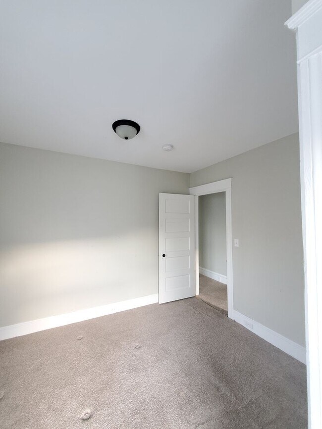 Foto del edificio - Well updated 3br with full laundry  Huge garage