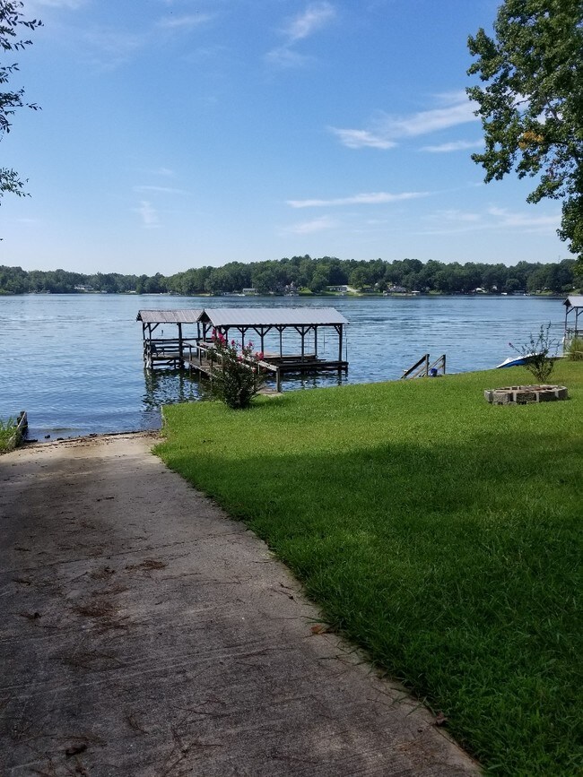 Building Photo - 134 Robbins Rd