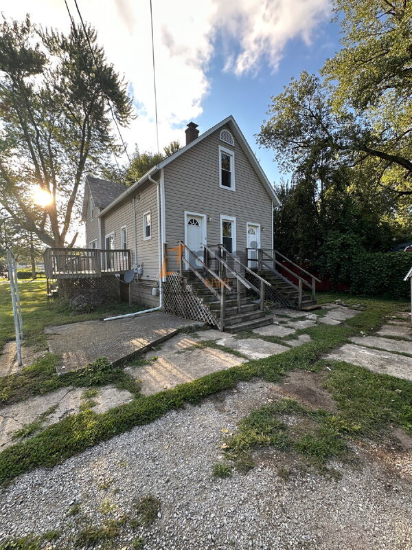 Building Photo - 2122 Elston St