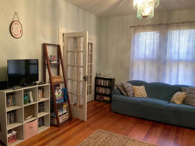 Foto del edificio - Charming 3 bedroom 2 bathroom home on larg...