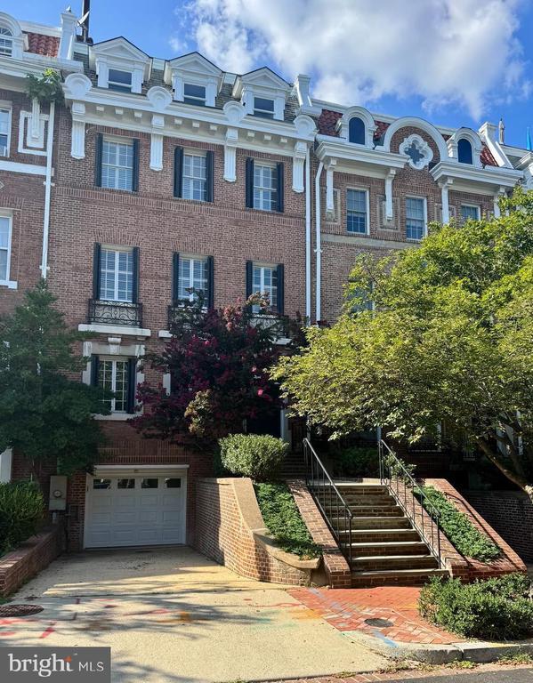 Foto principal - 2127 Leroy Pl NW