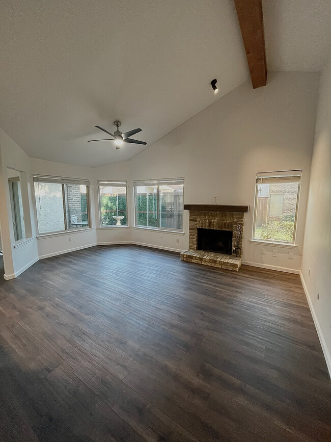 Foto del edificio - 14151 Montfort Dr