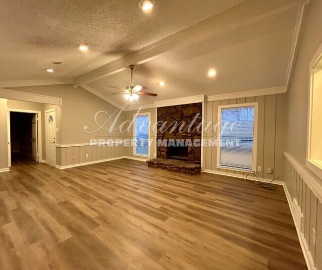 Building Photo - Beautifully Remodeled | 3 Bedroom | 2 Bath...