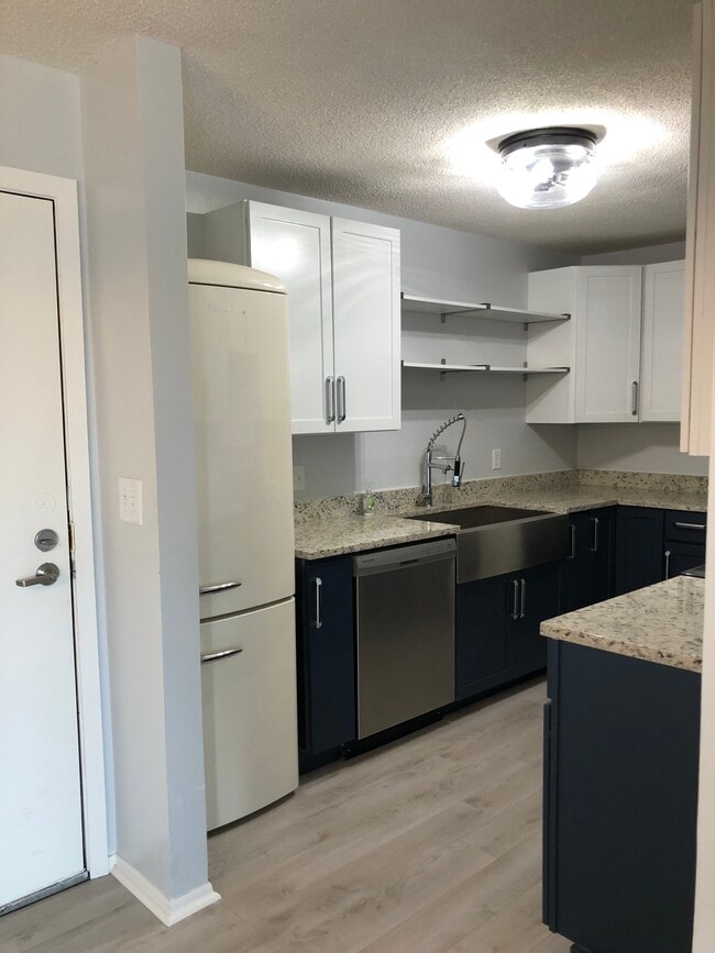 Kitchen - 1 W Lake St