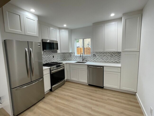Building Photo - 2806 S Barrington Ave
