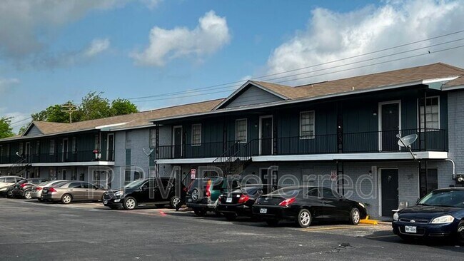 Building Photo - 427 Hollyvale Dr