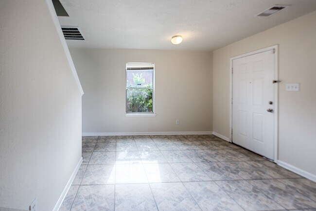 Foto del edificio - 8139 Sanders Glen Ln