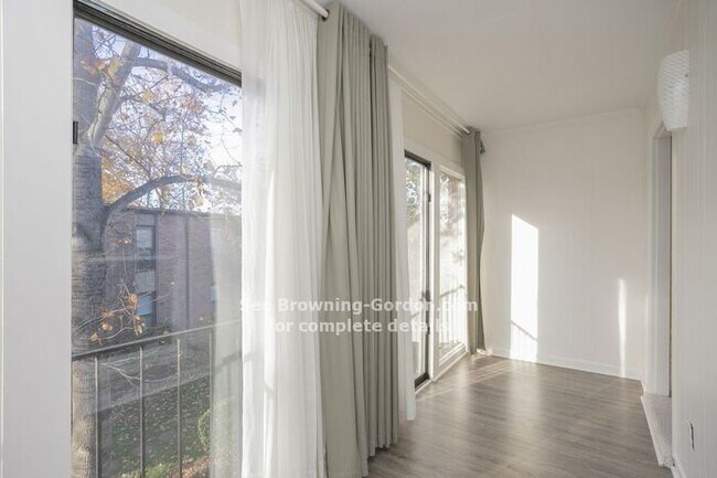Building Photo - Spacious 2 bedroom located in Belle Meade ...