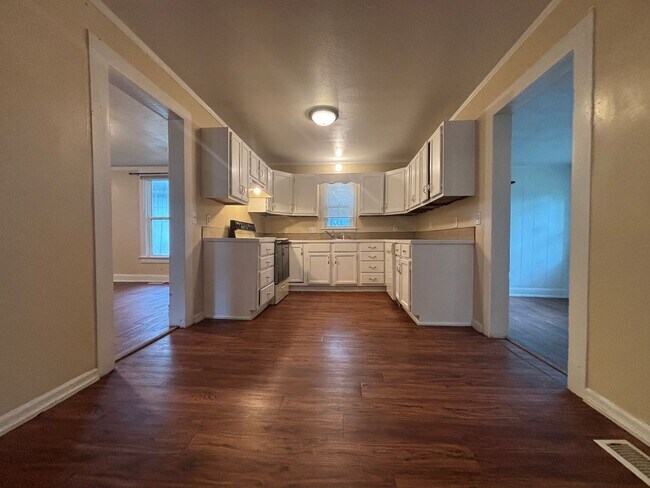 Building Photo - 3 bedroom 1 bath home available now