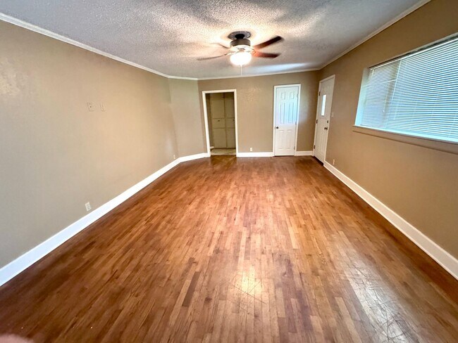 Building Photo - Charming 3-bedroom, 2-bath home on a corne...