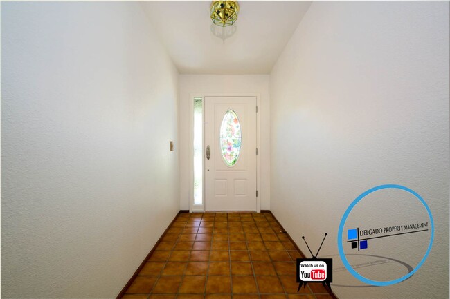 Building Photo - Oakwood Drive 3bd on corner lot with great...
