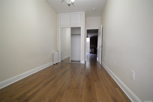 Foto del edificio - 54-10 Nurge Ave