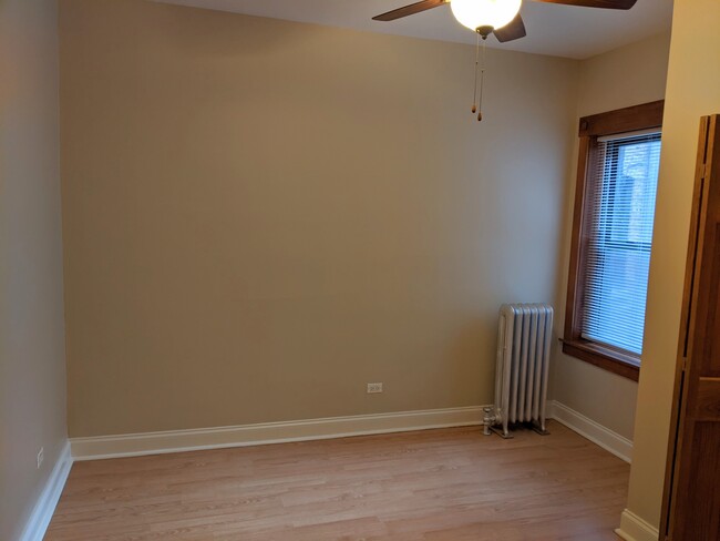 Building Photo - 1609 W Albion Ave