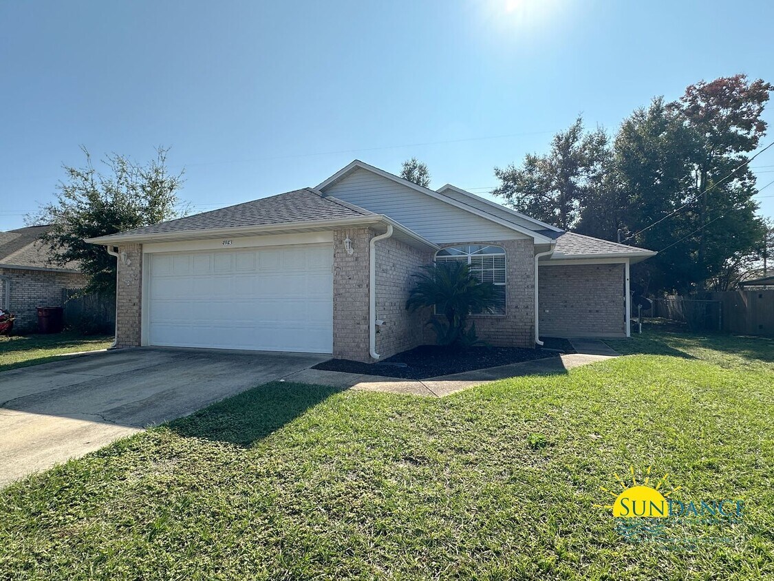 Foto principal - Charming 3-Bedroom Home in Gulf Breeze – Prime Location!