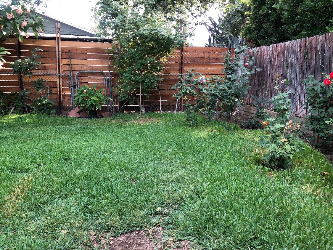Foto principal - 7003 Saint Estaban St